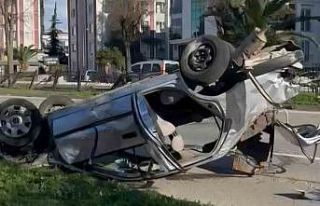 Samsun’da otomobili demir korkuluklara çaptı:...