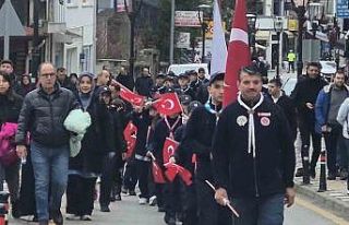 Sarıkamış şehitlerini 3.5 kilometrelik yol yürüyerek...