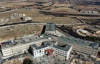 Sednaya Hapishanesi’nde yakınlarını arayan aileler...