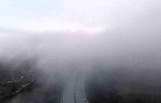 Şehri kaplayan sis görsel şölen oluşturdu