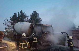Seyir halindeki beton mikseri alev alev yandı