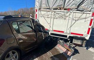 Sinop’ta otomobil kamyonun altına girdi: 1 yaralı