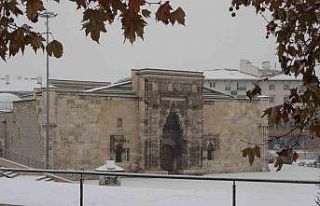 Sivas güne beyaz örtüyle uyandı, ortaya kartpostallık...