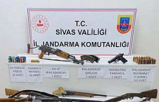 Sivas’ta baskın yapılan evden cephanelik çıktı