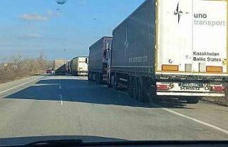 Soğuk havada tır kuyruğu 30 kilometreyi geçti