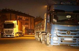 Sokak aralarına park edilen tır ve kamyonlar tehlike...