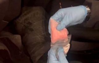 Sultangazi’de uyuşturucuyu aracın paspasının...