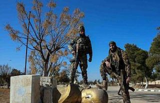 Suriye’de zulmün simgesi Esad heykelleri postallar...
