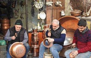 Suriyeli bakırcı ustası ve çocukları, mesleğe...