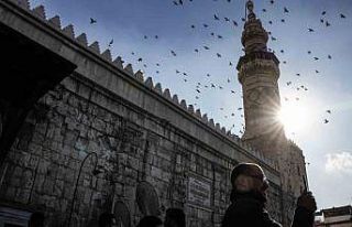 Suriyeliler Esad sonrası ilk cuma namazı için Emevi...