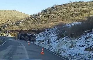 Sürücüsünün kontrolünden çıkan kamyon devrildi