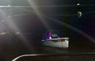 Sürüklenen 6 metrelik tekneyi Kıyı Emniyet ekipleri...