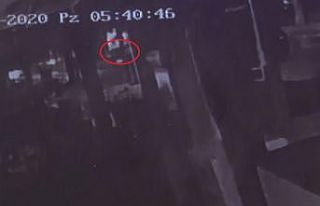 Takla atan araçtan gençleri yola savuran kaza güvenlik...