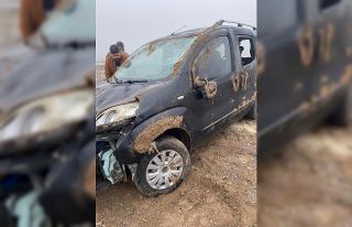 Takla atan hafif ticari araçtaki 4 kişi yaralanmadan...