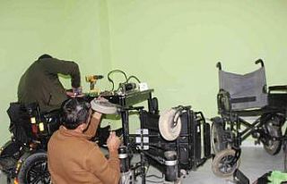 Tamirci bulamadılar kendi tekerlekli sandalyelerini...