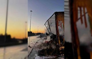 Tarsus’ta tırda çıkan yangında kargo ürünleri...