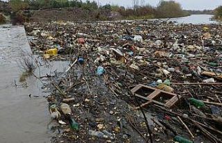 Taşköprü’deki çöp sorunu, tarihi yapıyı tehdit...