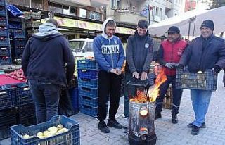 Tavşanlı pazarcıları soğuğa meydan okuyor
