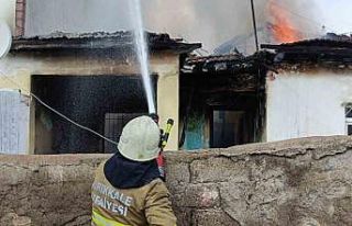 Tek katlı evde çıkan yangın korkuttu