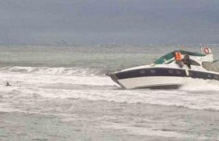 Tekne yan yattı: 2 kişi son anda kurtarıldı