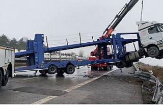 TEM Otoyolu’nda tır makasladı, duramayan otomobil...