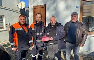 Temizlik işçileri, buldukları içi para dolu poşeti...