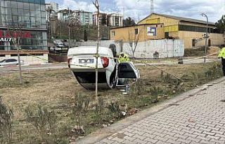 Ters dönen otomobilden burnu bile kanamadan kurtuldu