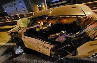 Tıra arkadan çarpan otomobil hurdaya döndü: 2...