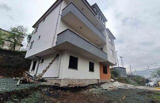 Toprak kayması 3 katlı binada çatlaklar oluşturdu,...