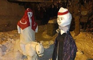 Torunu mutlu olsun diye kardan heykeller yaptı