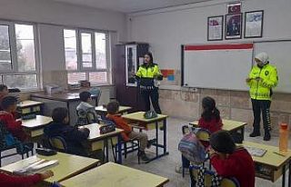 Trafik kurallarını polis ablalarından öğrendiler