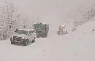 Tunceli’de kar yağışı nedeniyle mahsur kalan...