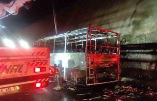 Turist kafilesini taşıyan otobüs alev topuna döndü,...