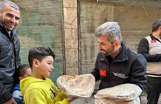 Türk yardım gönüllüleri Halep’te ekmek ve yemek...