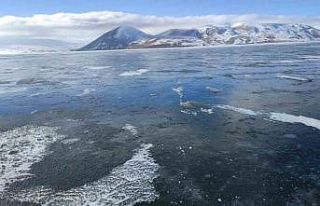 Türkiye’nin en yüksek gölü buz tuttu
