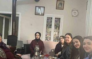 Üniversiteli gençler yaşlı çınarlar ve kardeşlerini...