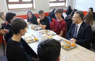 Vali Aksoy, öğrencilerle ve öğretmenlerle bir...