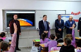 Vali Eldivan okulda öğrencilerle bir araya geldi