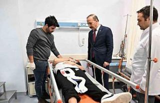 Vali Erin, otobüs kazasında yaralanan vatandaşları...