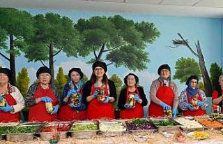 Vali Kaya, huzurevi sakinleriyle turşu kurdu