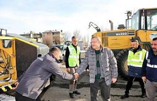 Vali Polat, karla mücadele ekipleriyle bir araya...