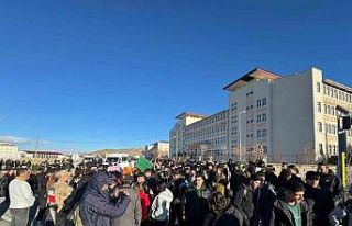 Van’da öğrenciler üst geçit için eylem yaptı