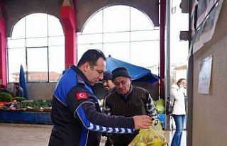 Vatandaş aldığı ürünün kilosunu kontrol ediyor