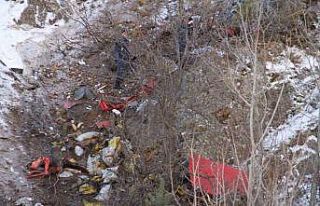 Virajı alamayan kamyon 100 metrelik uçurumdan uçtu,...