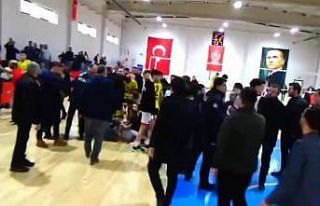 Voleybolculara taraftarlar saldırdı: 3 sporcu yaralandı