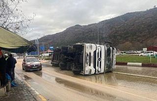 Yağ tankeri devrildi kayganlaşan yolda otomobil...