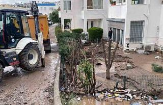 Yağış sonrası temizlikler devam ediyor