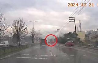 Yağışlı havada tırın dorsesi kaydı