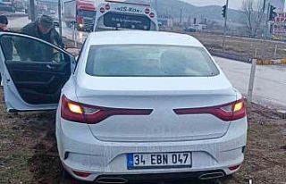 Yağmur nedeniyle kayganlaşan yolda otomobil refüje...