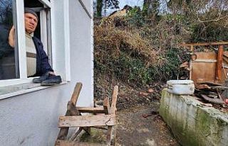 Yaşlı çift, heyelan nedeniyle girişi kapanan evlerine...